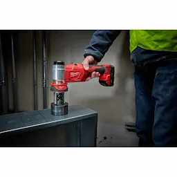 2677-20, 2677-21 - FORCELOGIC™ M18™ 6 Ton Knockout Tool 1/2" – 2" Kit