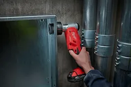 2677-20, 2677-21 - FORCELOGIC™ M18™ 6 Ton Knockout Tool 1/2" – 2" Kit